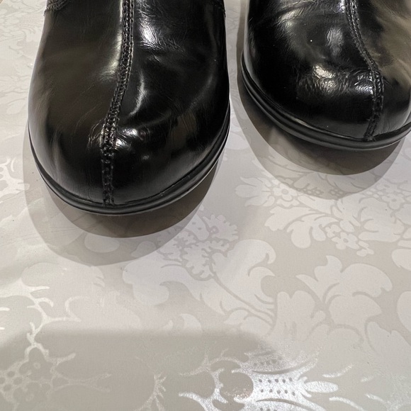 Clarks, shiny black bootie shoe 8M - Picture 2 of 6